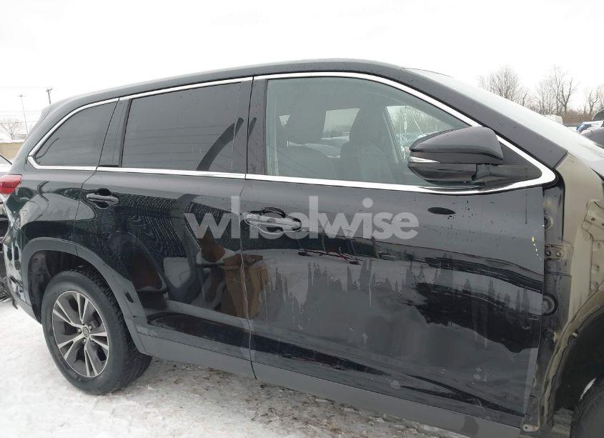 Photo 14 of 2019 Toyota Highlander LE (VIN 5TDZARFH1KS051707)
