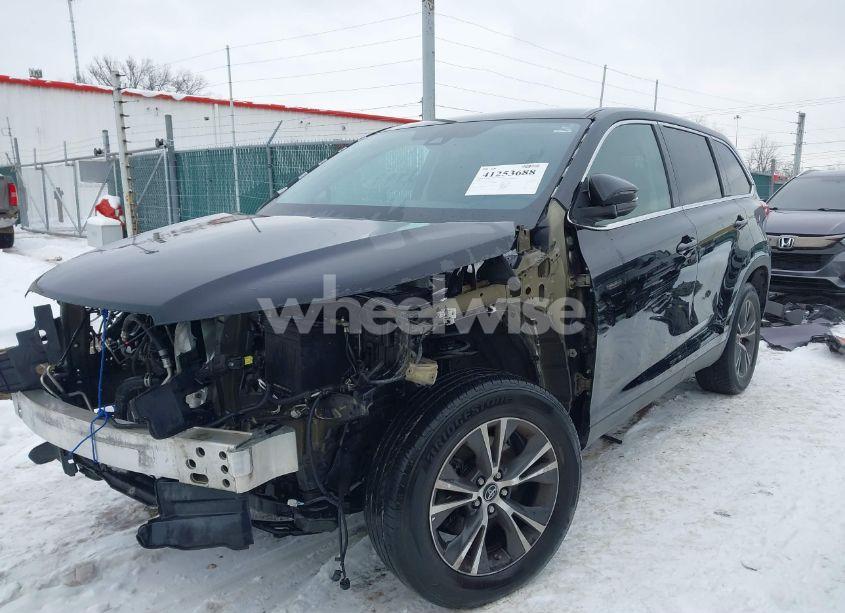 Photo 2 of 2019 Toyota Highlander LE (VIN 5TDZARFH1KS051707)