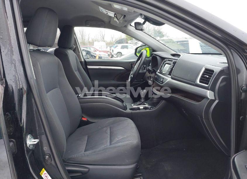 Photo 5 of 2019 Toyota Highlander LE (VIN 5TDZARFH1KS051707)