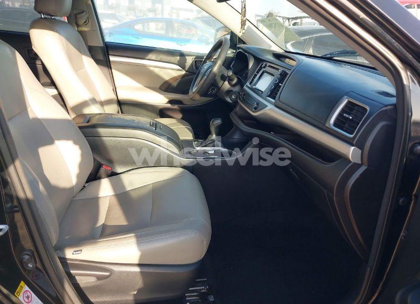 Photo 5 of 2016 Toyota Highlander LE (VIN 5TDZARFH2GS017833)
