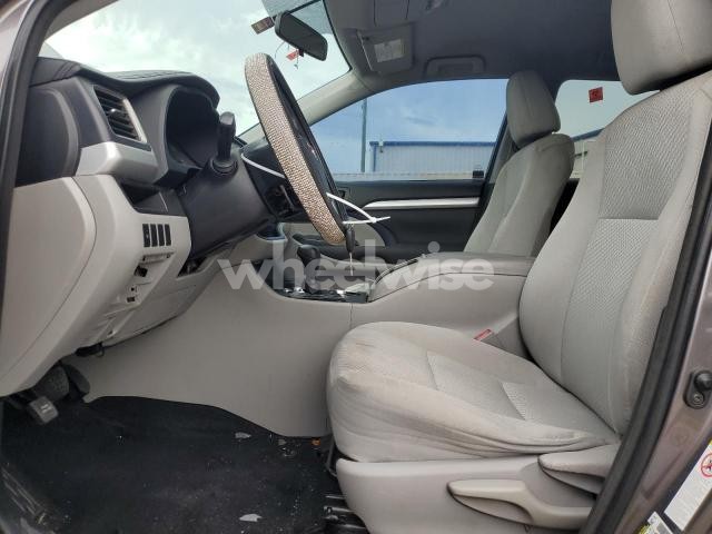 Photo 3 of 2016 TOYOTA HIGHLANDER LE (VIN 5TDZARFH2GS018027)