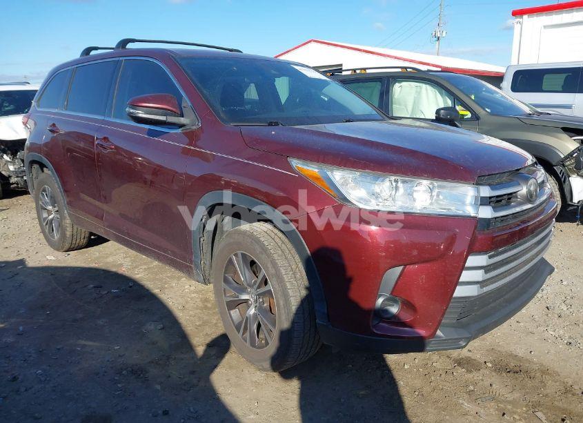 2018 Toyota Highlander LE (VIN 5TDZARFH2JS040424) main photo