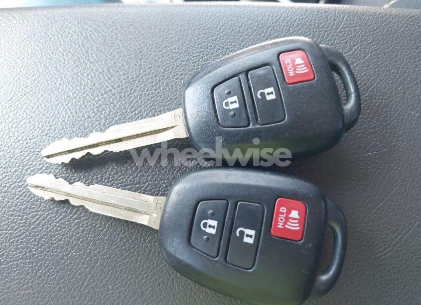 Photo 11 of 2018 Toyota Highlander LE (VIN 5TDZARFH2JS040424)