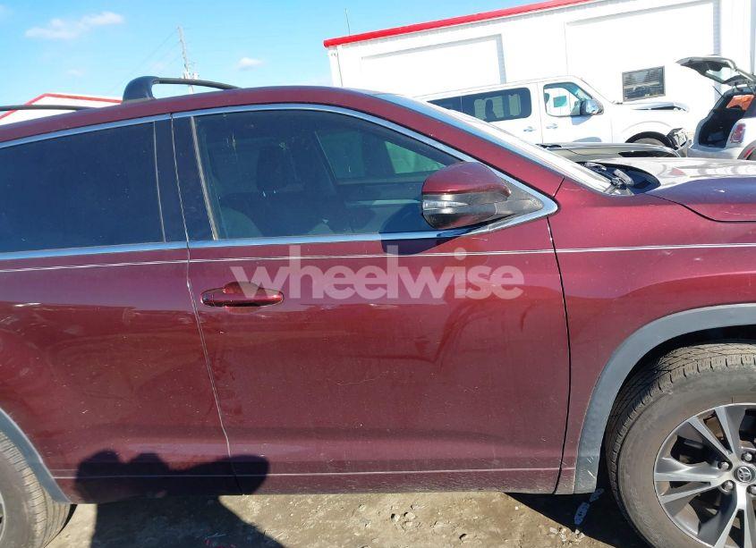 Photo 13 of 2018 Toyota Highlander LE (VIN 5TDZARFH2JS040424)