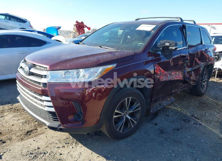 Photo 2 of 2018 Toyota Highlander LE (VIN 5TDZARFH2JS040424)