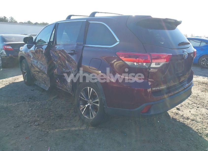 Photo 3 of 2018 Toyota Highlander LE (VIN 5TDZARFH2JS040424)