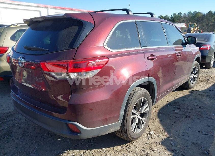 Photo 4 of 2018 Toyota Highlander LE (VIN 5TDZARFH2JS040424)