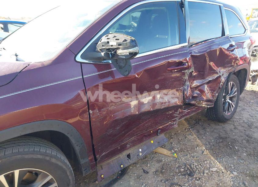 Photo 6 of 2018 Toyota Highlander LE (VIN 5TDZARFH2JS040424)