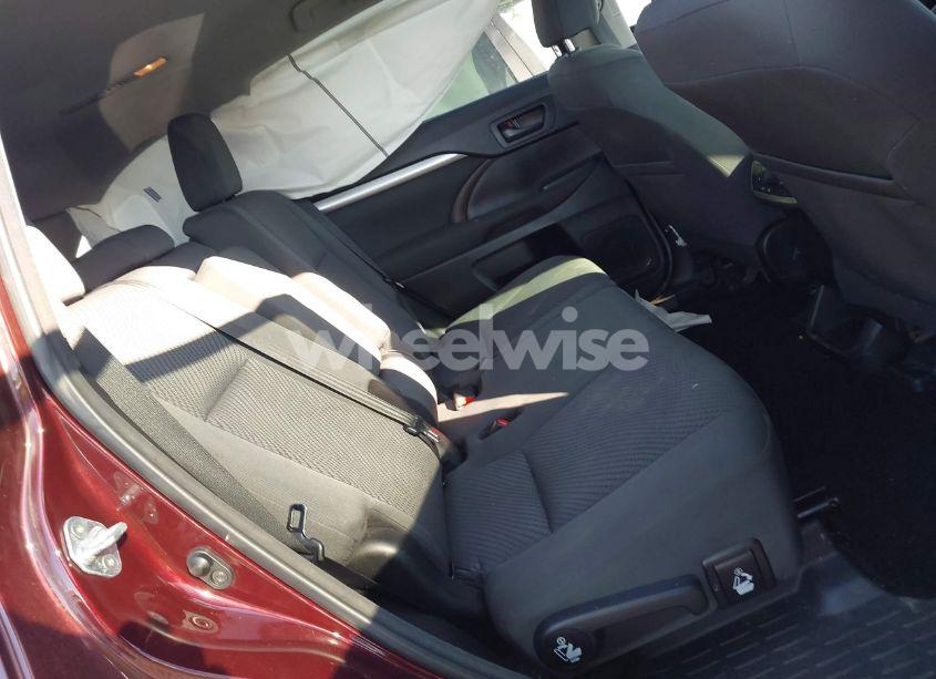 Photo 8 of 2018 Toyota Highlander LE (VIN 5TDZARFH2JS040424)