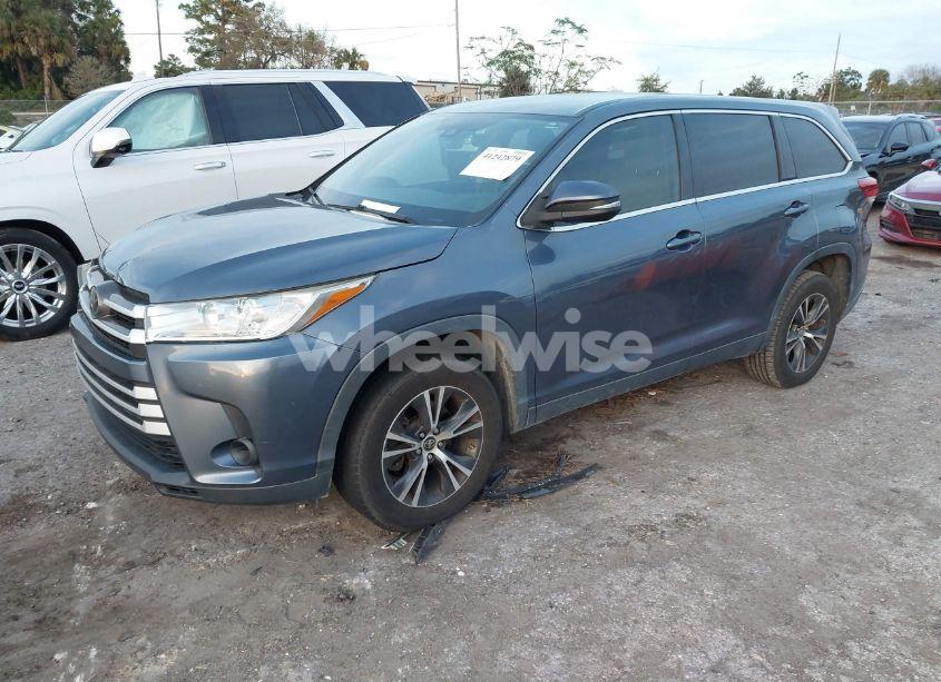 Photo 2 of 2019 Toyota Highlander LE (VIN 5TDZARFH2KS044474)