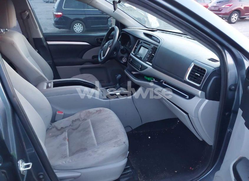 Photo 5 of 2019 Toyota Highlander LE (VIN 5TDZARFH2KS044474)