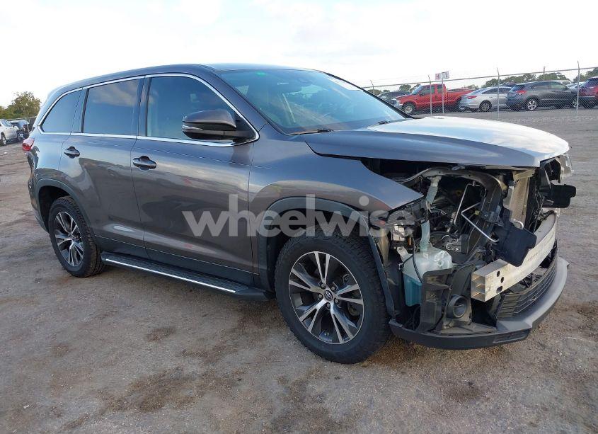 2019 Toyota Highlander LE (VIN 5TDZARFH2KS050579) main photo