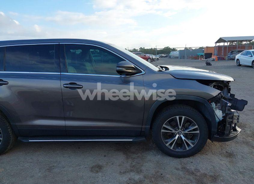 Photo 14 of 2019 Toyota Highlander LE (VIN 5TDZARFH2KS050579)
