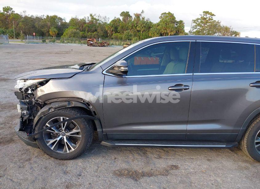 Photo 15 of 2019 Toyota Highlander LE (VIN 5TDZARFH2KS050579)