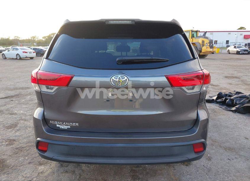 Photo 17 of 2019 Toyota Highlander LE (VIN 5TDZARFH2KS050579)