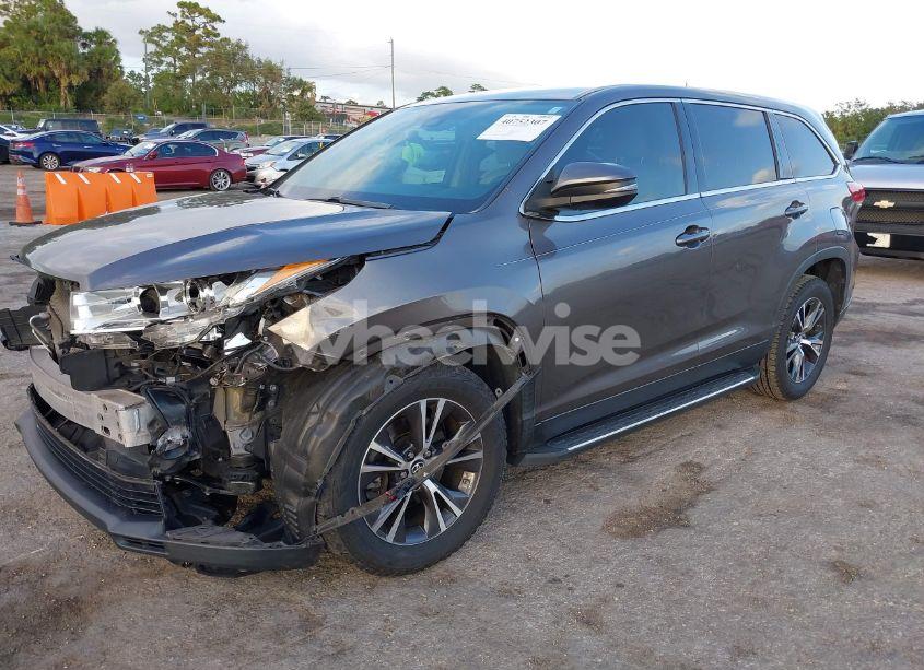 Photo 2 of 2019 Toyota Highlander LE (VIN 5TDZARFH2KS050579)