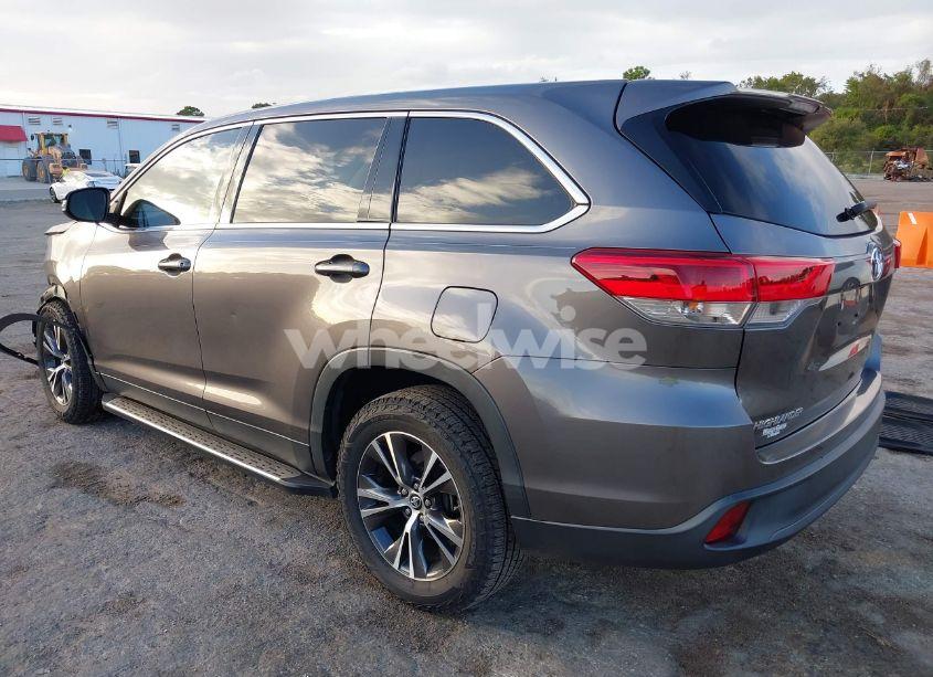 Photo 3 of 2019 Toyota Highlander LE (VIN 5TDZARFH2KS050579)