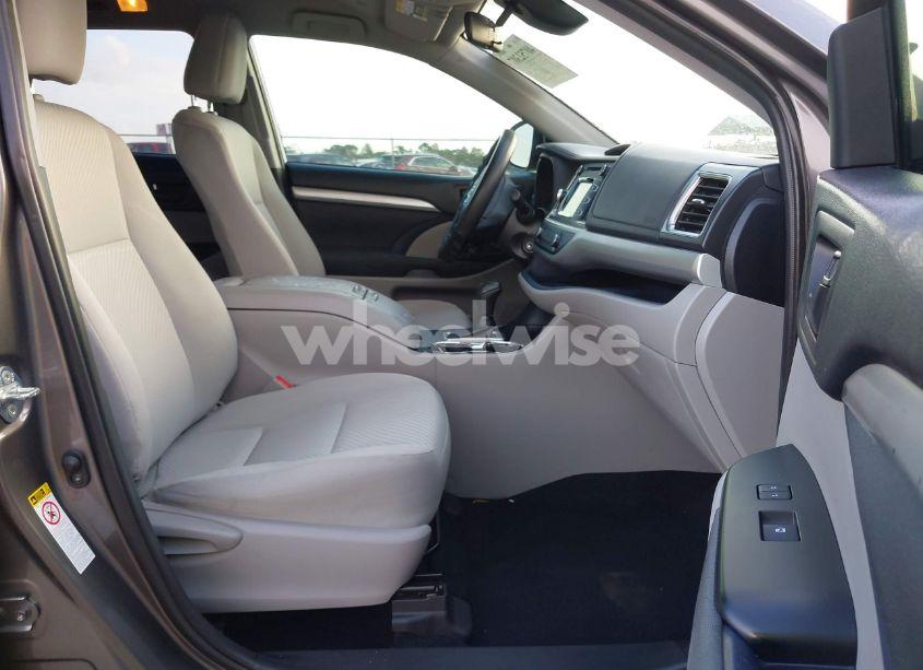 Photo 5 of 2019 Toyota Highlander LE (VIN 5TDZARFH2KS050579)