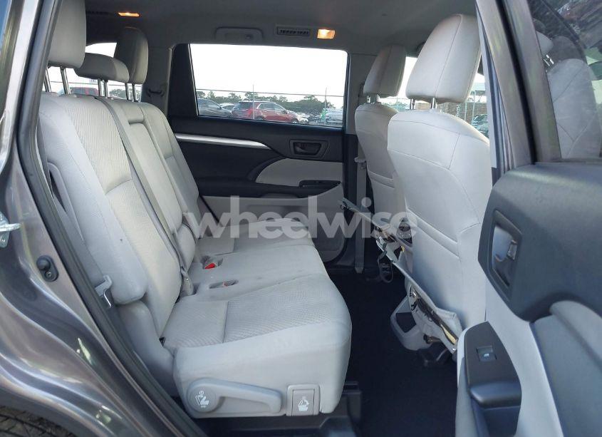 Photo 8 of 2019 Toyota Highlander LE (VIN 5TDZARFH2KS050579)