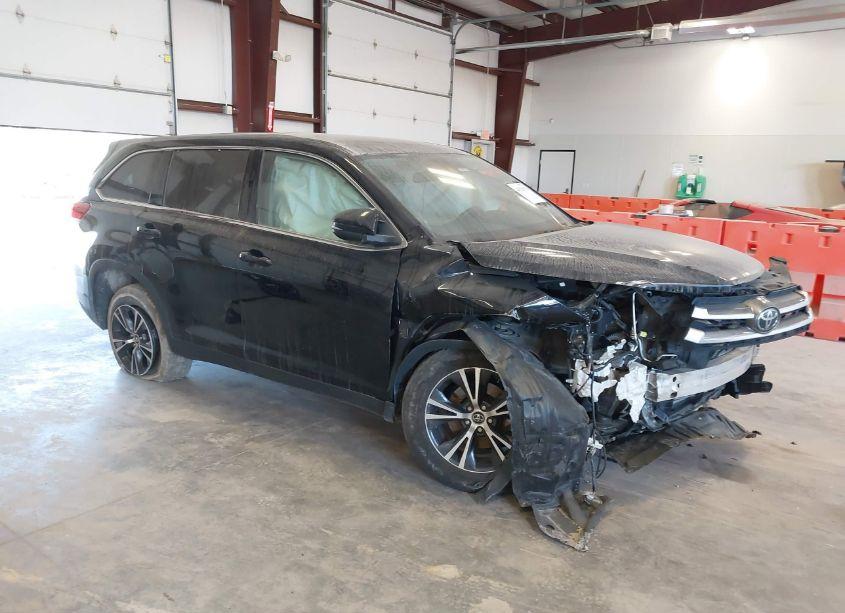 2019 Toyota Highlander LE (VIN 5TDZARFH2KS057242) main photo