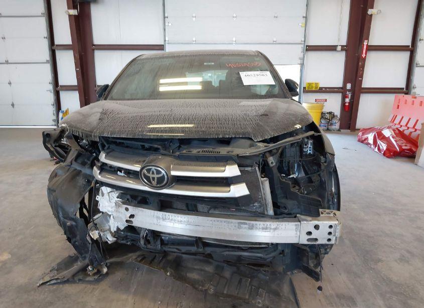 Photo 12 of 2019 Toyota Highlander LE (VIN 5TDZARFH2KS057242)