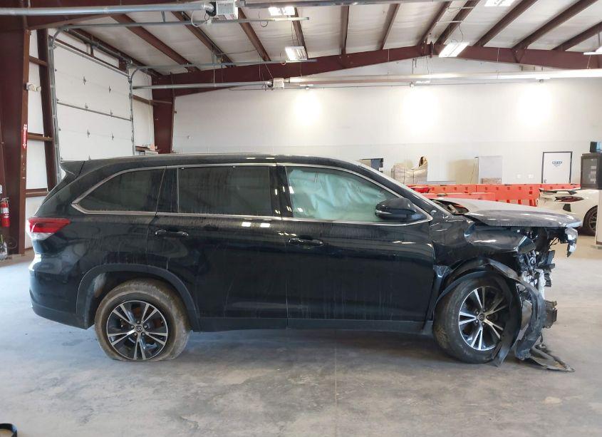 Photo 13 of 2019 Toyota Highlander LE (VIN 5TDZARFH2KS057242)