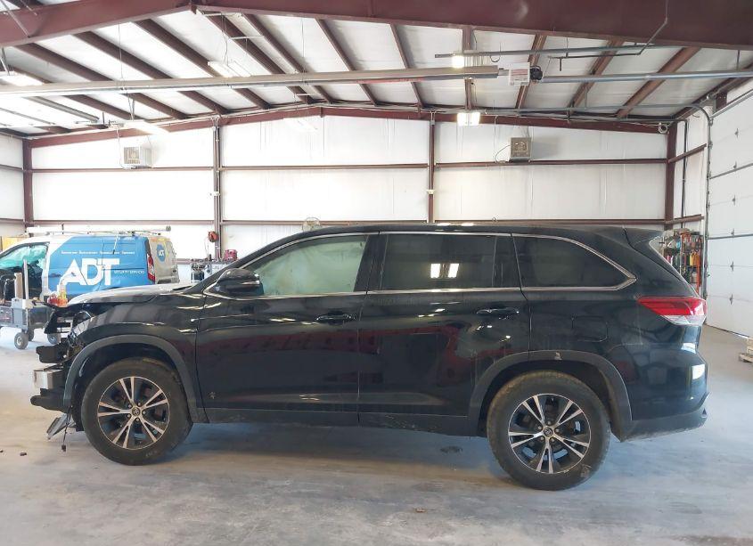 Photo 14 of 2019 Toyota Highlander LE (VIN 5TDZARFH2KS057242)