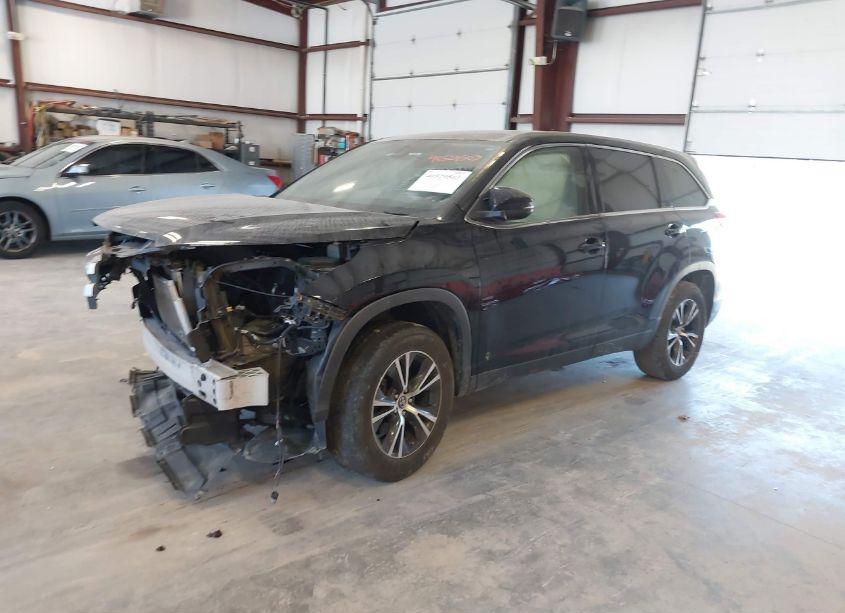Photo 2 of 2019 Toyota Highlander LE (VIN 5TDZARFH2KS057242)