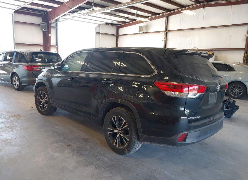 Photo 3 of 2019 Toyota Highlander LE (VIN 5TDZARFH2KS057242)