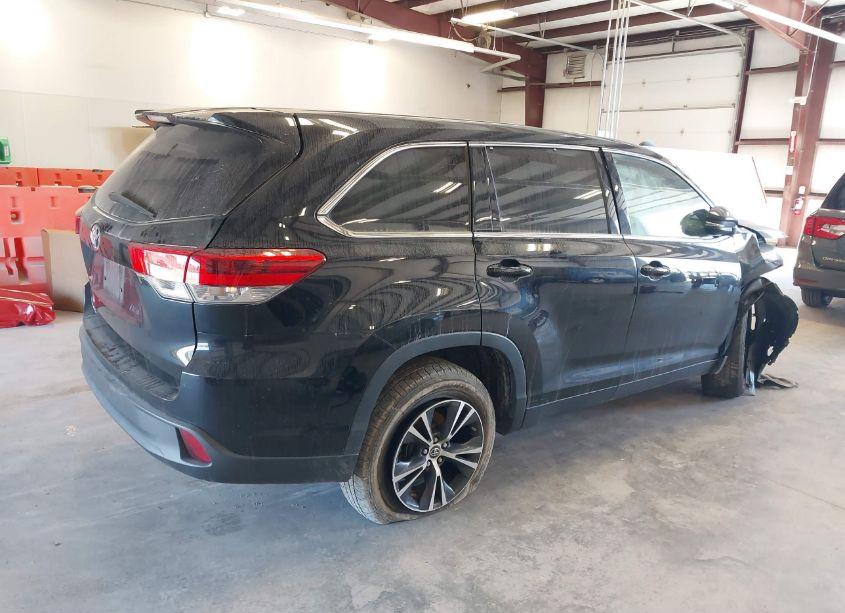 Photo 4 of 2019 Toyota Highlander LE (VIN 5TDZARFH2KS057242)