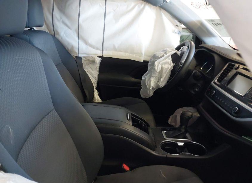 Photo 5 of 2019 Toyota Highlander LE (VIN 5TDZARFH2KS057242)