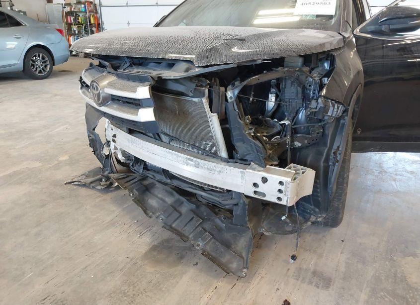Photo 6 of 2019 Toyota Highlander LE (VIN 5TDZARFH2KS057242)