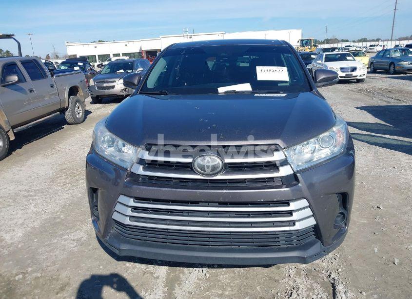 Photo 12 of 2017 Toyota Highlander LE (VIN 5TDZARFH3HS025635)