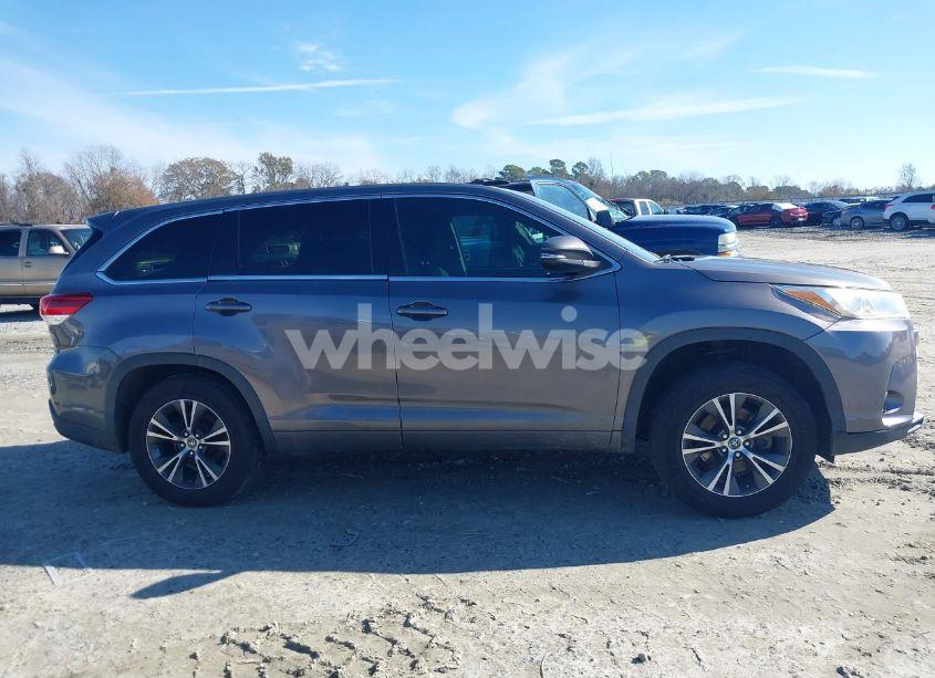 Photo 13 of 2017 Toyota Highlander LE (VIN 5TDZARFH3HS025635)
