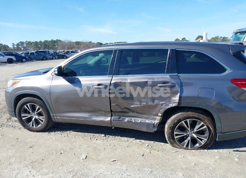 Photo 14 of 2017 Toyota Highlander LE (VIN 5TDZARFH3HS025635)