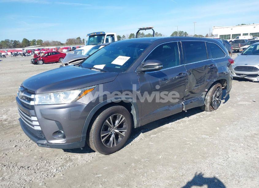 Photo 2 of 2017 Toyota Highlander LE (VIN 5TDZARFH3HS025635)