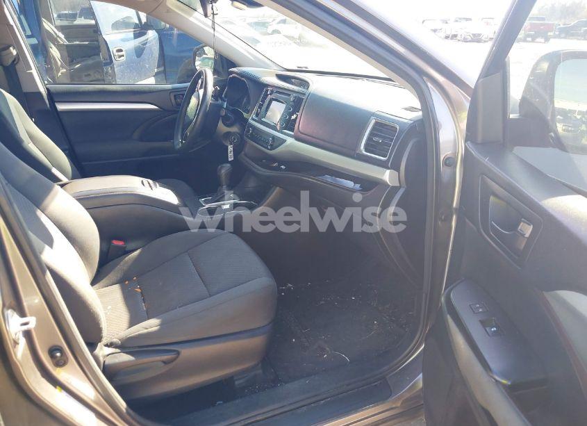 Photo 5 of 2017 Toyota Highlander LE (VIN 5TDZARFH3HS025635)