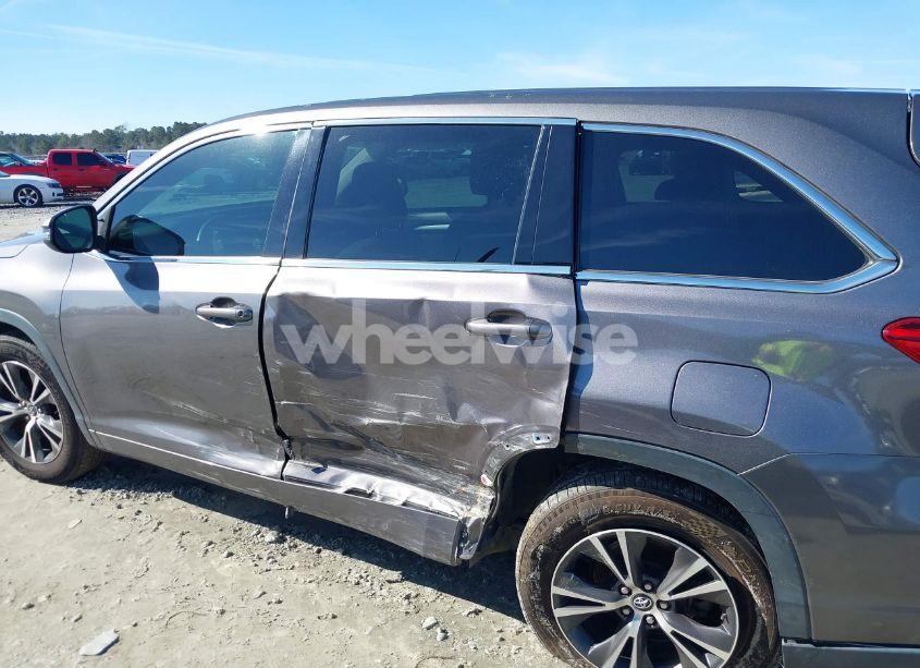 Photo 6 of 2017 Toyota Highlander LE (VIN 5TDZARFH3HS025635)