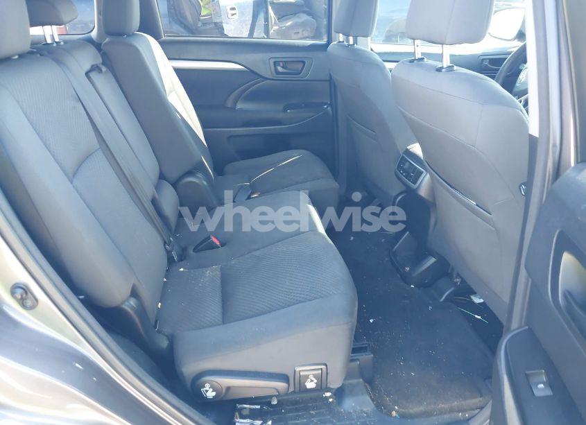 Photo 8 of 2017 Toyota Highlander LE (VIN 5TDZARFH3HS025635)