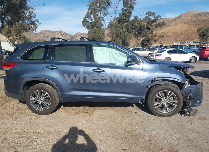 Photo 13 of 2017 Toyota Highlander LE (VIN 5TDZARFH4HS023814)