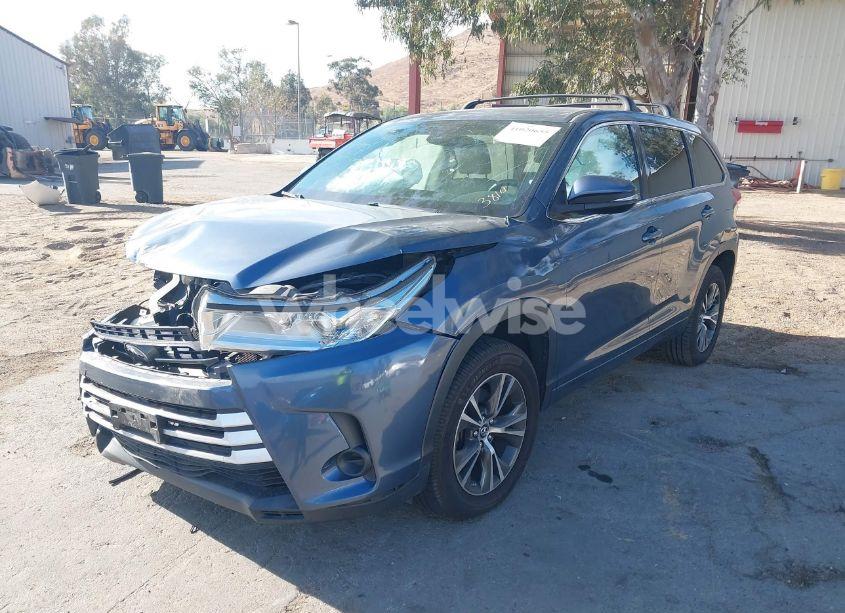Photo 2 of 2017 Toyota Highlander LE (VIN 5TDZARFH4HS023814)
