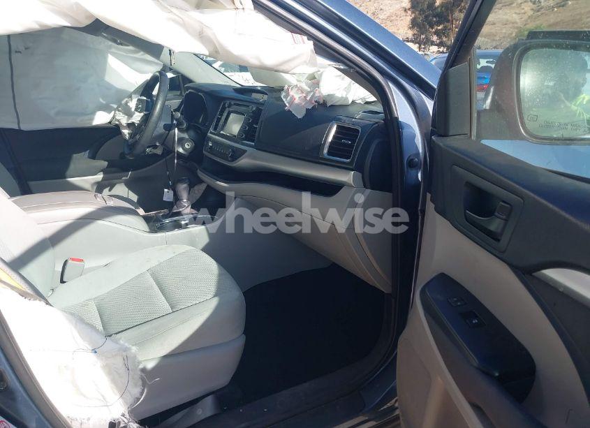 Photo 5 of 2017 Toyota Highlander LE (VIN 5TDZARFH4HS023814)