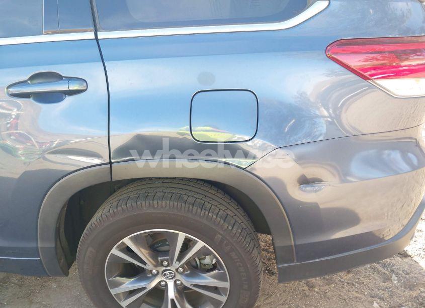 Photo 6 of 2017 Toyota Highlander LE (VIN 5TDZARFH4HS023814)