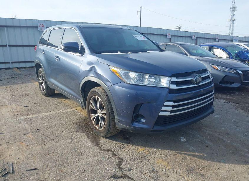 2017 Toyota Highlander LE (VIN 5TDZARFH4HS031847) main photo