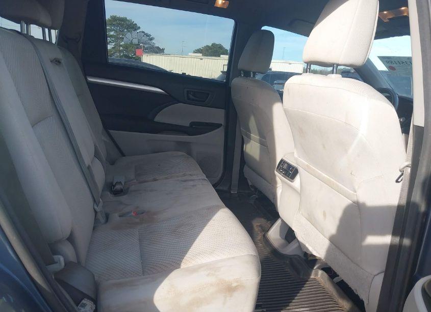 Photo 4 of 2017 Toyota Highlander LE (VIN 5TDZARFH4HS031847)