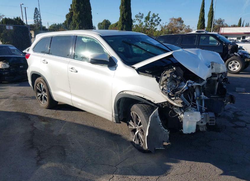 2018 Toyota Highlander LE (VIN 5TDZARFH4JS041591) main photo