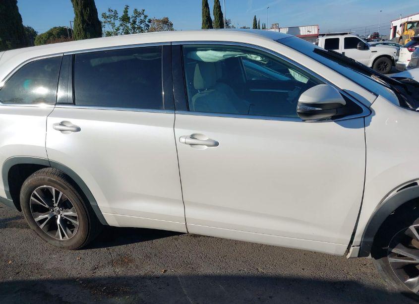 Photo 13 of 2018 Toyota Highlander LE (VIN 5TDZARFH4JS041591)