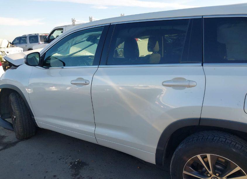 Photo 14 of 2018 Toyota Highlander LE (VIN 5TDZARFH4JS041591)