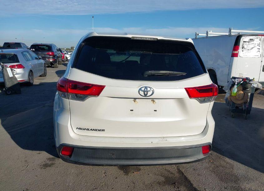 Photo 16 of 2018 Toyota Highlander LE (VIN 5TDZARFH4JS041591)