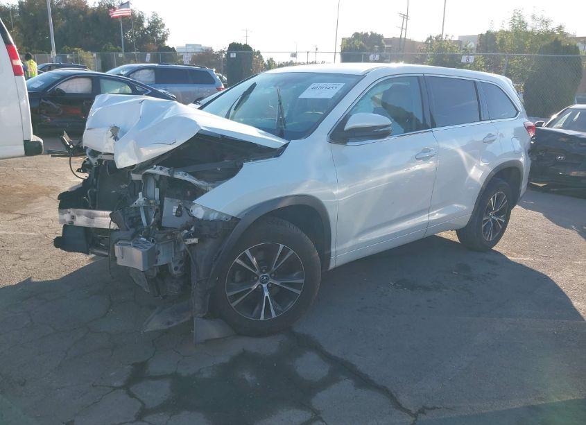 Photo 2 of 2018 Toyota Highlander LE (VIN 5TDZARFH4JS041591)